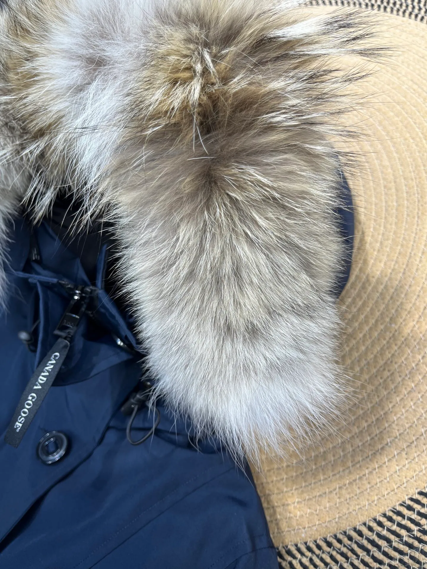 P860 Canada goose/Canada Goose 05 model 2580LA CANADA GOOSE/Canada Goose Rossclair parka women's down jacket, authentic original clothing molding, all accessories are custom-made from the original factory. This model is very unique. The zipper at the back can be opened to change into a dovetail style, with diagonal pockets and a layer of hidden pockets underneath. The official website has become a popular model. The softness and hardness of the fabric are compared with the genuine ones. It can be restored by kneading at will (fabric misunderstanding: fabrics with high hardness are not waterproof. Only those who buy the latest genuine version this year will notice the softness and comfort of the fabrics). The down is synchronized with the genuine white duck down. It is fluffy and not lumpy. The electronically controlled down charging machine is used to fill the zippers with customized genuine YKK zippers. High hardness and no lag. The fur collar is purchased from the same manufacturer as Wolf Hair. (Cooperative factory 2019 Canadian wolf skin auction and Big Goose official auction of wolf skin fur collars on the same site) All workmanship and wiring are controlled by workers with more than ten years of service. They must be horizontal and vertical, and are not crooked. The density of the inner wiring is more exquisite. Compare at will. Big goose label, collar label, washed label, hang tag, zipper rope, pocket label, back label, collar velvet, Velcro fasteners, all details of the cuffs are updated simultaneously with the original product, the best version, and the most complete color matching. The fighter in World 05 battles various world goods. Size: XS-XL